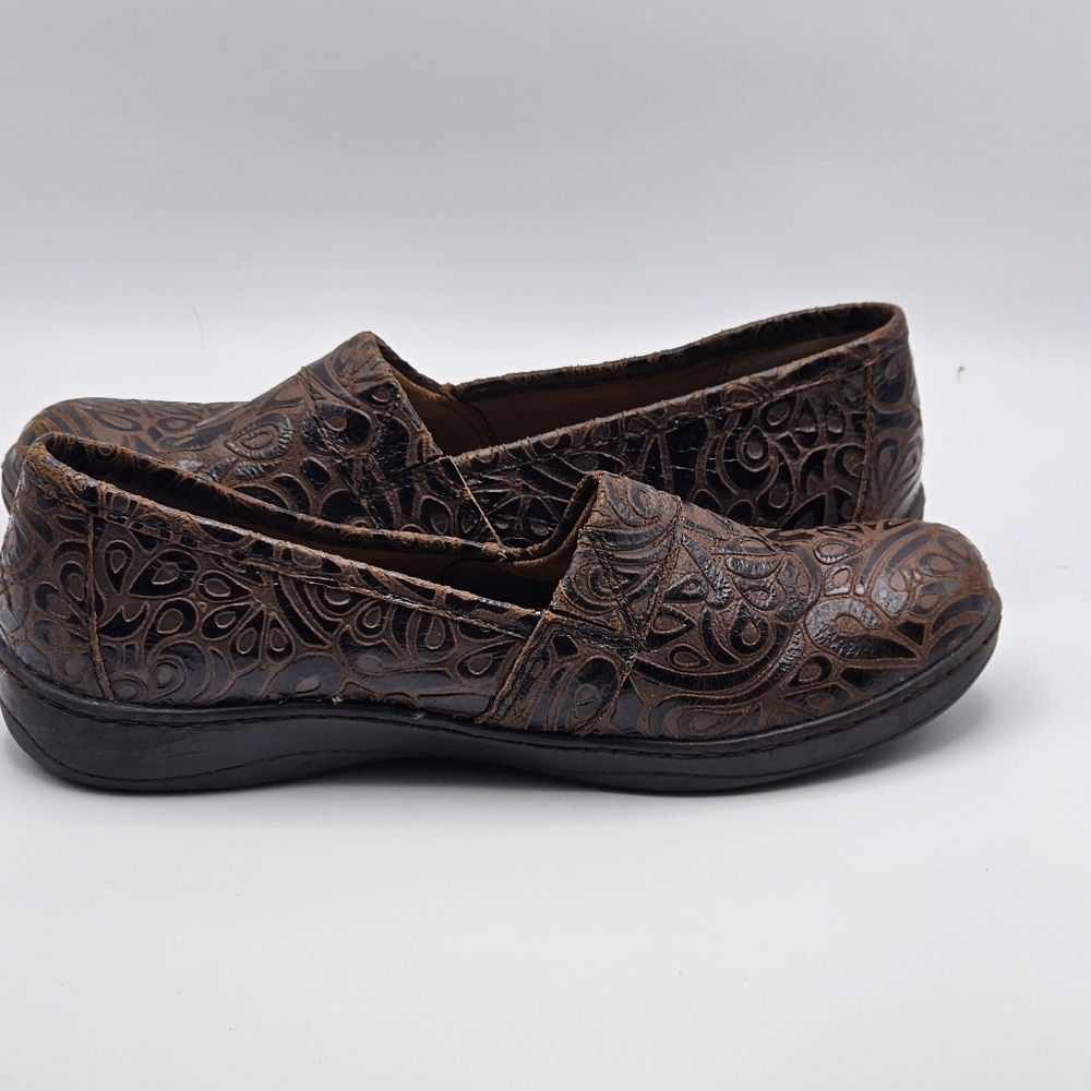 BOC Born Concept Womens 8.5 M Brown laser raised design Slip On Comfort Loafers